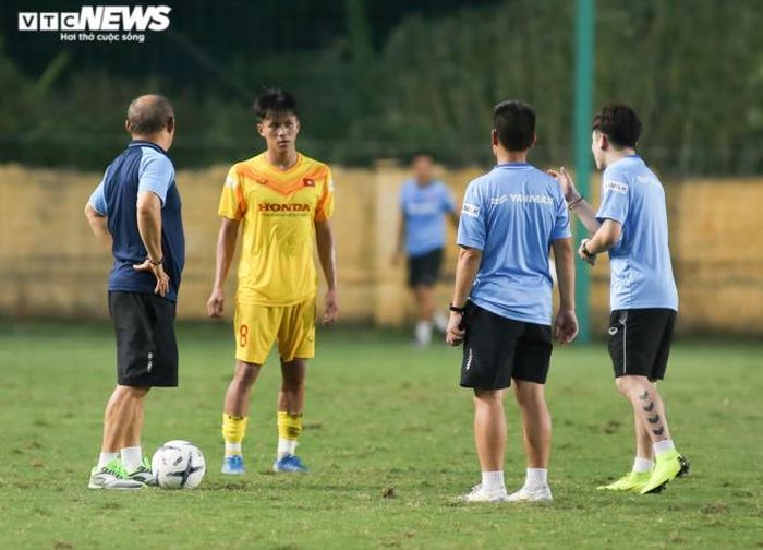 Theo HLV Park Hang Seo, nếu rơi vào tình huống bị vây ở biên, anh cần rê bóng vào giữa để tạo góc, thay vì cố đột phá ở cánh. (Ảnh: Hồng Nam)