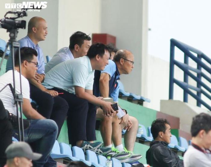 Ngồi khán đài theo dõi trận đấu cùng Phó Chủ tịch VFF Trần Quốc Tuấn và trưởng phòng ĐTQG Đặng Anh Tuấn, ông Park cố gắng tìm kiếm gương mặt mới, sau khi gián tiếp thừa nhận bóng đá trẻ Việt Nam thiếu những nhân tố nổi bật. (Ảnh: Hồng Nam)
