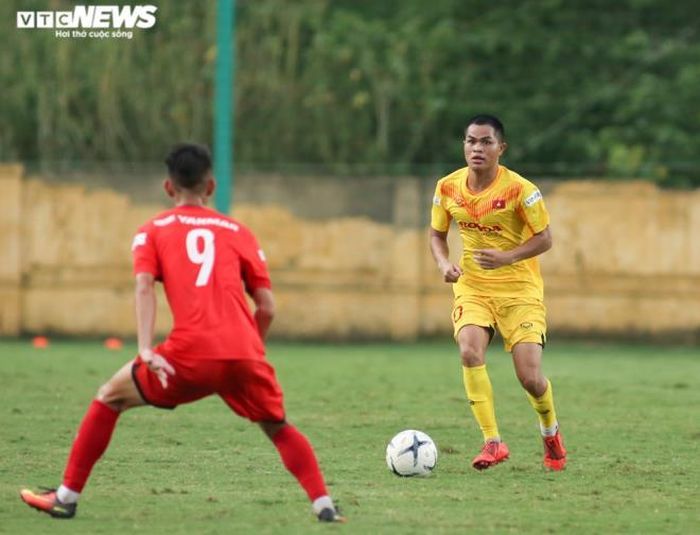 Dụng Quang Nho (áo vàng) là một trong những cái tên giàu kinh nghiệm nhất U22 Việt Nam hiện tại. Quang Nho vừa có lần đầu đá chính ở V-League trong trận đấu giữa HAGL và Hải Phòng. (Ảnh: Hồng Nam)