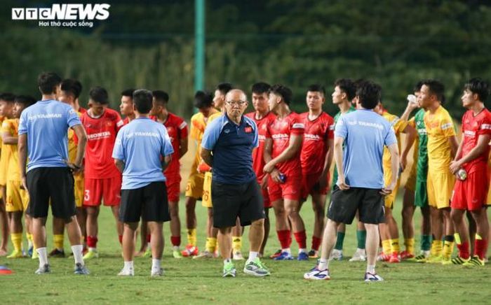 Bảo Toàn là cầu thủ duy nhất được HLV Park Hang Seo dặn riêng. Ông tập hợp đội khi tan trận, dặn dò, động viên cầu thủ vài câu trước khi nghỉ. (Ảnh: Hồng Nam)