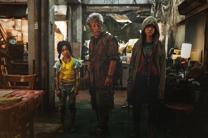  Tuy nhiên, “chào đón” Jung Seok và đồng đội ngày trở về là cuộc phục kích của những người đồng cũ biến chất cũng như sự tấn công của bầy xác sống khát máu. May mắn, Jung Seok đã được gia đình Min Jung (Lee Jung Hyun) cứu. Nguồn ảnh: Allk. 