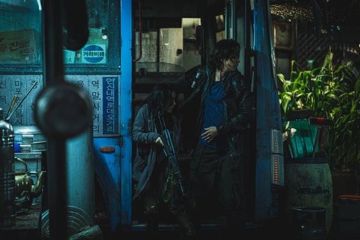  Bị kẹt giữa đàn xác sống khát máu và nhóm quân nhân đã hóa điên và trở nên nguy hiểm hơn bao giờ hết, Jung Seok và những người còn sống phải tìm cách thoát thân khỏi bán đảo trước khi quá muộn. Nguồn ảnh: Soompi. 