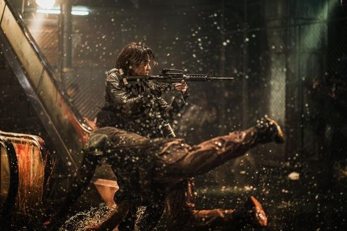  Nhân vật chính trong Peninsula là cựu quân nhân Jung Seok (Kang Dong Won). Bốn năm sau sự kiện trong Train to Busan, anh liều lĩnh trở lại bán đảo trong một nhiệm vụ được rao giá số tiền thưởng lên đến 2,5 triệu USD. Nguồn ảnh: Mydaily. 