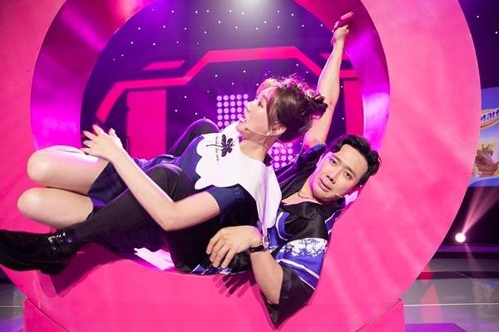 Vợ chồng Trấn Thành, Hari Won ngã lộn trên sân khấu.