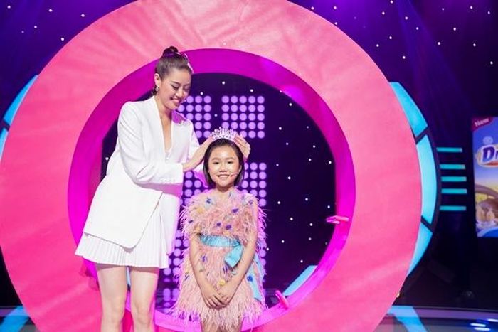 Khánh Vân trao vương miện cho Khánh An.