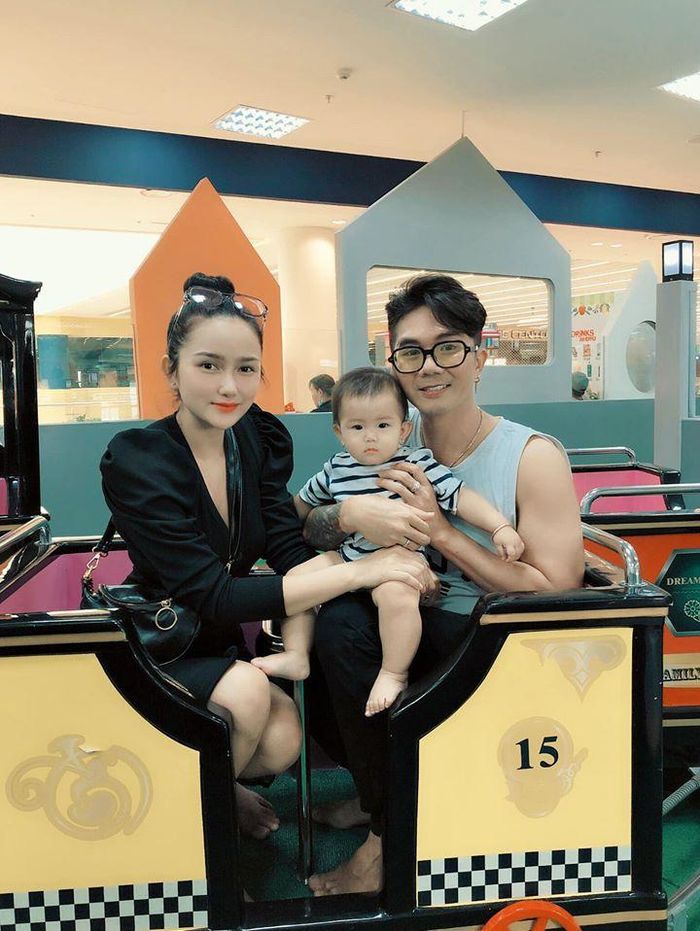 Khánh Đơn và Huỳnh Như bên con gái.