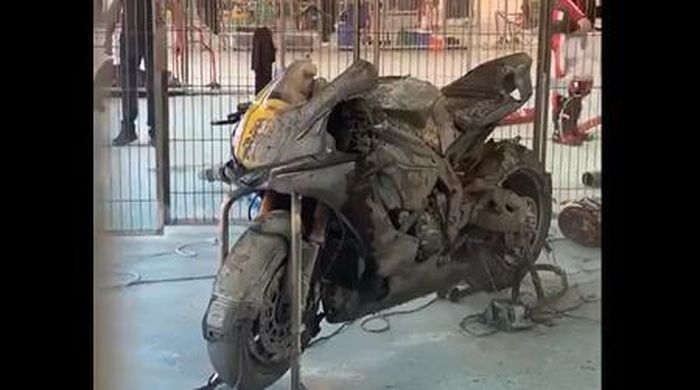 Một bên của chiếc Yamaha R1 bị cháy đen (Ảnh: Visordown)