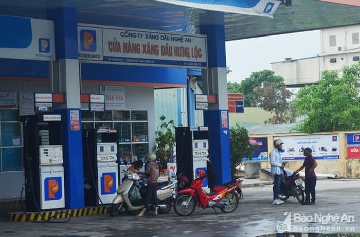 Do trong kỳ có 4 lần điều chỉnh giá xăng dầu khiến giá cả nhóm hàng hóa dịch vụ giao thông tháng 6 tăng cao (4,86% so với tháng trước). Ảnh: Thanh Phúc