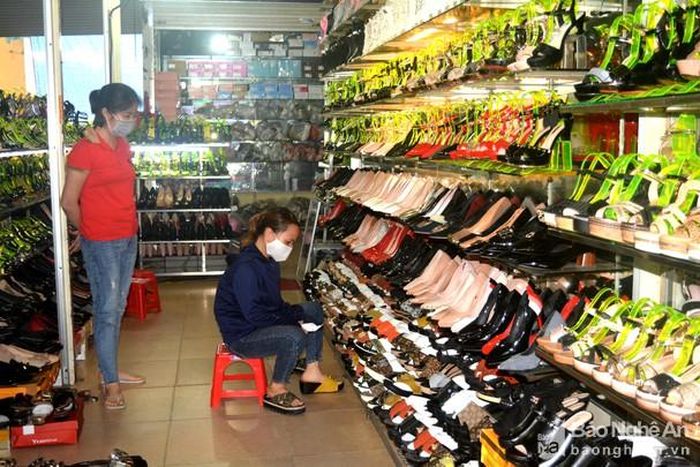Do ảnh hưởng của dịch bệnh Covid-19, kinh tế khó khăn, tài chính hạn hẹp nên nhu cầu tiêu thụ nhóm mặt hàng như may mặc, giày dép, mũ nón giảm mạnh. Ảnh: Thanh Phúc