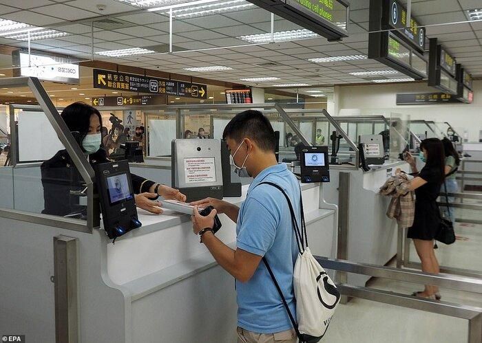 Hành khách hoàn tất thủ tục như bình thường.