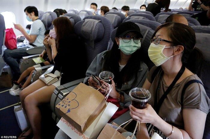Hành khách được phổ cập về kiến thúc phòng chống COVID-19.