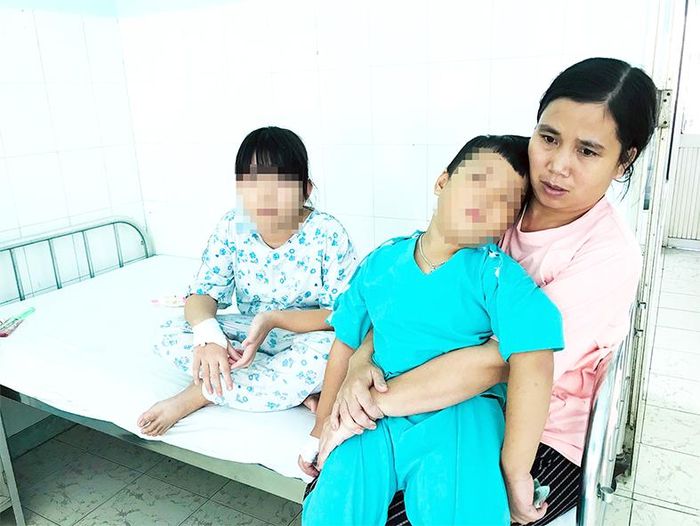 Chị Hoàng Thị Huyền (tạm trú xã Tây Hòa, H.Trảng Bom) chăm sóc 2 con bị bệnh tại Bệnh viện Nhi đồng Đồng Nai (ảnh tư liệu)