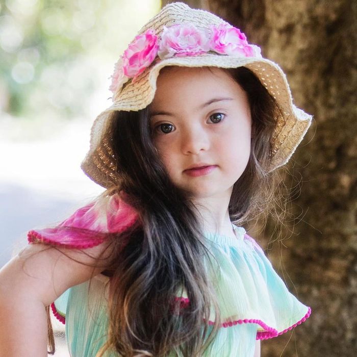  "Francesca có thể biểu diễn tốt như mọi đứa trẻ và cảm thấy thực sự thoải mái trên sàn catwalk. Cô bé đã làm điều này 5 lần rồi", mẹ bé chia sẻ trong bài phỏng vấn gần đây. Mỗi khi bước trên sàn diễn, người mẹ đều thấy ánh mắt hạnh phúc của con hiện lên. Francesca đứng ở đó với mục đích truyền cảm hứng cho những đứa trẻ khác có hoàn cảnh như mình và khiến mọi người tin rằng chúng ta đẹp theo cách riêng. 