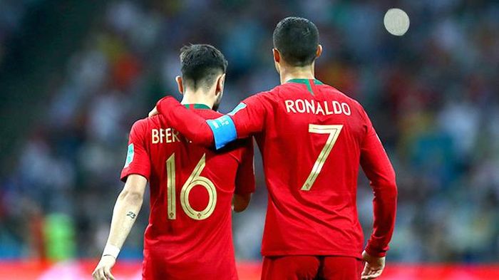 Bruno Fernandes và Cristiano Ronaldo, người đồng đội, thần tượng của anh ở đội tuyển Bồ Đào Nha