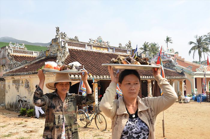 Thời làm lễ chém tướng, người dân trên đảo thường tập trung đông đủ để cầu mong cuộc sống an lành. Ảnh: Văn Chương