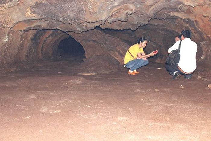 Bên trong hang Dơi lớn nhất ở H.Định Quán