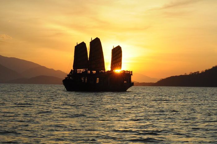Ngắm mặt trời mọc trên du thuyền Emperor Cruises