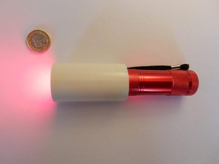  Đèn pin LED cầm tay được sử dụng trong nghiên cứu. Ảnh: UCL.