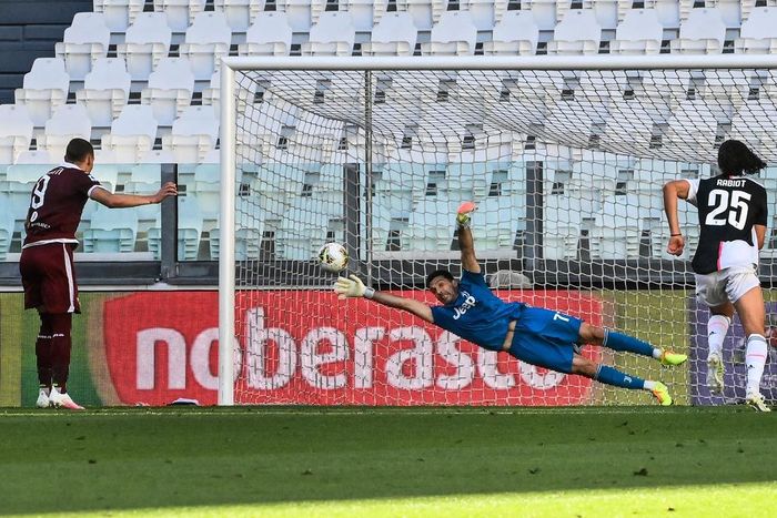  Phút bù giờ cuối cùng của hiệp 1, Andrea Belotti rút ngắn tỷ số xuống 1-2 cho Torino từ chấm phạt đền. 