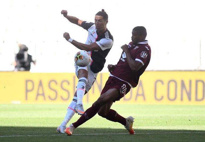  Cristiano Ronaldo có cơ hội dứt điểm vào phút 22, nhưng cú volley của siêu sao người Bồ Đào Nha bị hàng phòng ngự Torino cản lại.