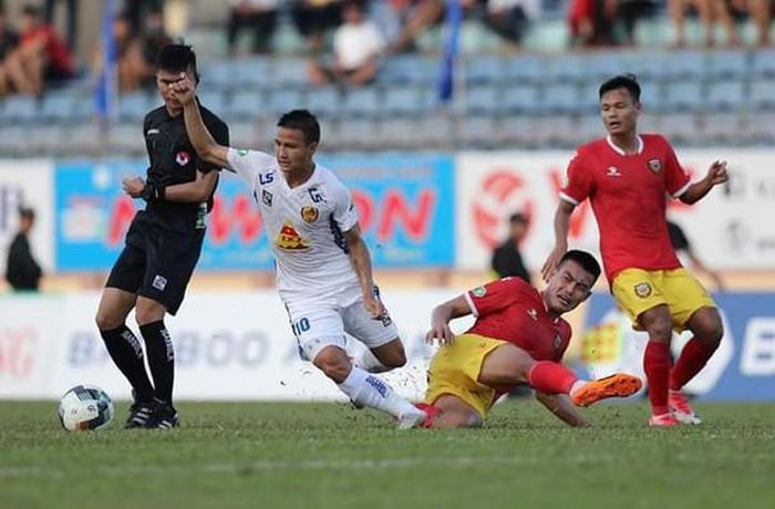 Tiền vệ Phan Đình Thắng (áo trắng). Ảnh: VPF