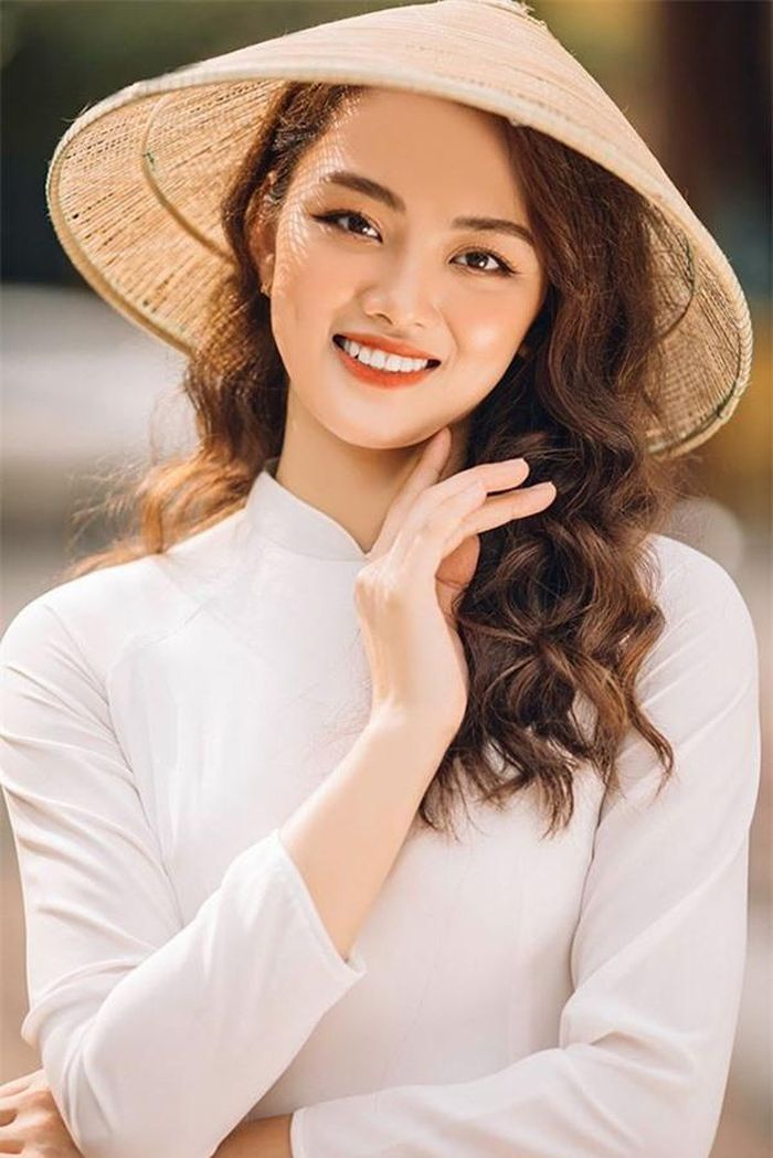 Thu Hoài là một trong những gương mặt trẻ nhận được nhiều sự chú ý của người hâm mộ bởi gương mặt xinh đẹp. Cô từng nhận danh hiệu "Hoa khôi áo dài" tại một giải quốc tế năm 2016.