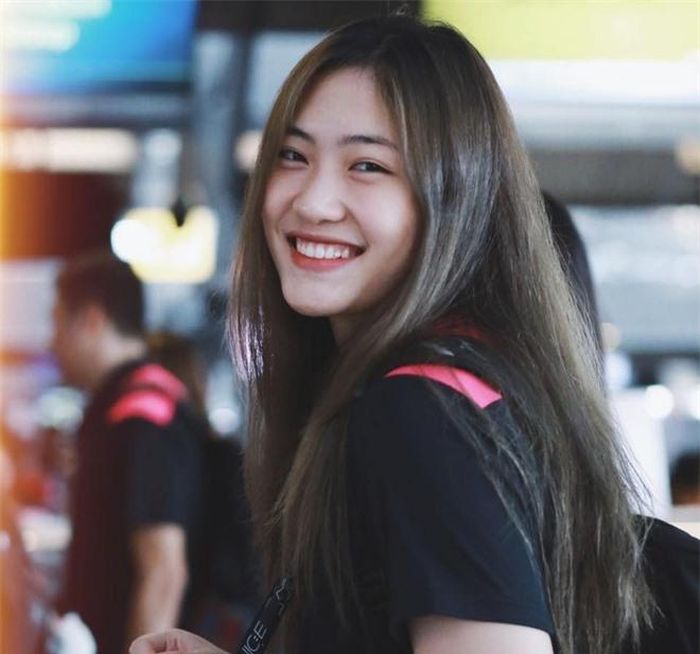 Gia nhập lò đào tạo trẻ từ năm 12 tuổi, đến nay Việt Hương đã có khoảng 10 năm gắn bó với sự nghiệp. 9X từng nhiều lần góp mặt trong đội tuyển bóng chuyền nữ quốc gia. Có cha là giáo viên, mẹ là bác sĩ, trong nhà không có ai theo nghiệp thể thao song Hương vẫn được gia đình ủng hộ khi trở thành VĐV chuyên nghiệp.