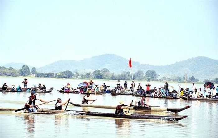 Sôi động đua thuyền độc mộc