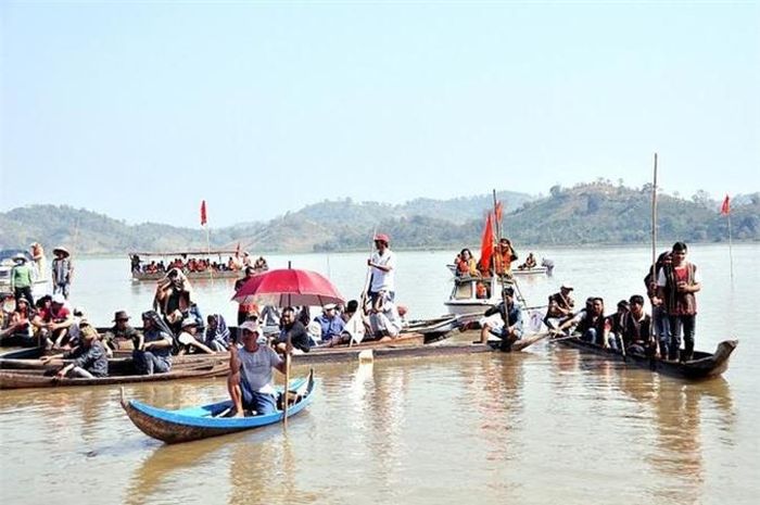 Nhiều du khách chọn thuyền độc mộc để du lịch khi đến Tây Nguyên