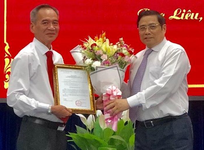 Ông Phạm Minh Chính trao Quyết định của Bộ Chính trị cho Lữ Văn Hùng giữ chức Bí thư Tỉnh ủy Bạc Liêu nhiệm kỳ 2015 – 2020