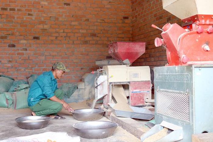 Máy xay xát gạo được mua từ tiền quỹ đang phục vụ nhu cầu của người dân. Ảnh: N.T