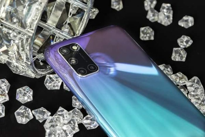 OPPO A92 Tím cá tính gây chú ý với hiệu ứng chuyển màu gradient