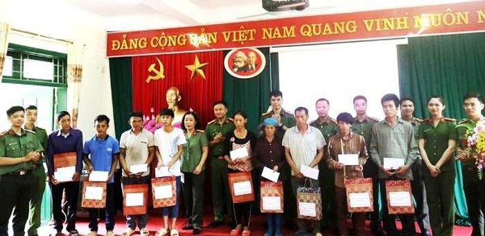 Trung tá Hoàng Trung Kiên, Phó trưởng CAQ Hoàn Kiếm cùng đại diện Hội phụ nữ, Đoàn Thanh niên, Công đoàn của đơn vị thăm, tặng quà cho các hộ có hoàn cảnh khó khăn của xã Xuân Lạc