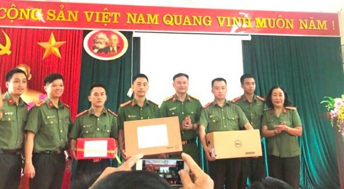 CAQ Hoàn Kiếm tặng Công an xã Xuân Lạc một bộ máy vi tính để phục vụ việc nhập dữ liệu dân cư...