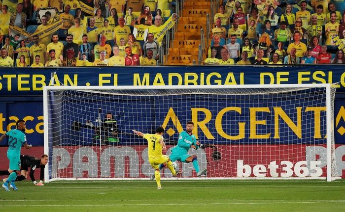  Villarreal chứng tỏ họ không phải là đối thủ dễ bị bắt nạt. Phút 14, Santi Cazorla tung cú sút khiến Ter Stegen không thể bắt dính. Cơ hội tìm đến với Gerard Moreno, công việc của tiền đạo số 7 chỉ là băng vào đệm bóng tung lưới nhà đương kim vô địch.