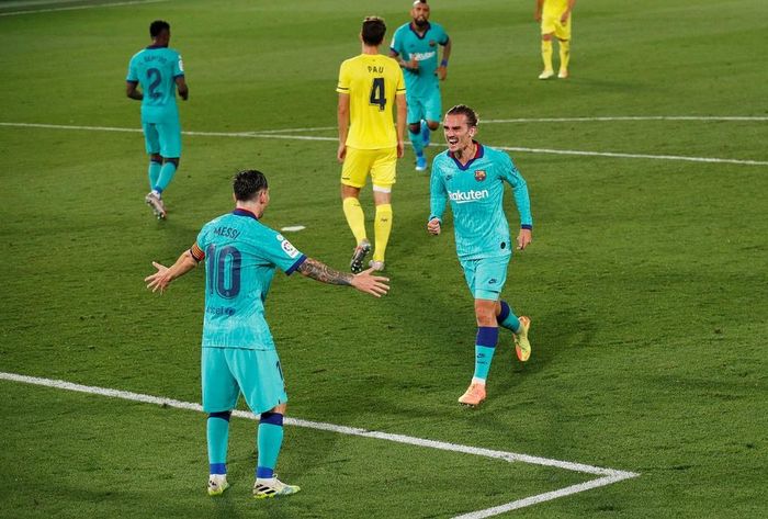  Barca kiên trì thực hiện những pha lên bóng bên cánh trái nhưng không hiệu quả. Phút 44, Messi một lần nữa phải "ra tay". Siêu sao người Argentina đột phá vào vùng cấm, trước khi thực hiện pha giật gót cho Griezmann. Tiền đạo người Pháp tung cú dứt điểm kỹ thuật từ sát vạch 16,5 m. Bóng đi cầu âu, dội xà, đập đất rồi nằm gọn trong lưới. Tỷ số nâng lên 3-1 cho Barca ngay trước khi 2 đội bước vào giờ nghỉ giải lao. 