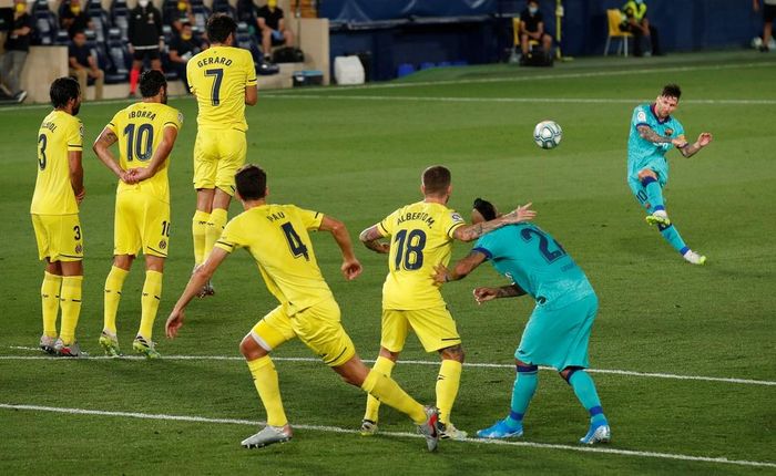  Barca tiếp tục đẩy cao đội hình tấn công và không cho hàng thủ áo vàng phút giây nào nghỉ ngơi. Phút 20, siêu sao người Argentina đi bóng qua hàng loạt cầu thủ Villarreal, trước khi thực hiện đường chuyền mở ra khoảng trống cho Suarez. 
