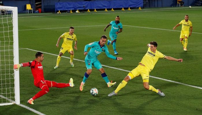  Bàn mở tỷ số đến với Barca ở ngay phút thứ 3. Jordi Alba thực hiện pha căng ngang khó chịu khiến trung vệ Pau Torrres lóng ngóng phản lưới. Nếu không có tác động từ cầu thủ đội chủ nhà, Griezmann cũng đã chờ sẵn để thực hiện một cú giật gót.