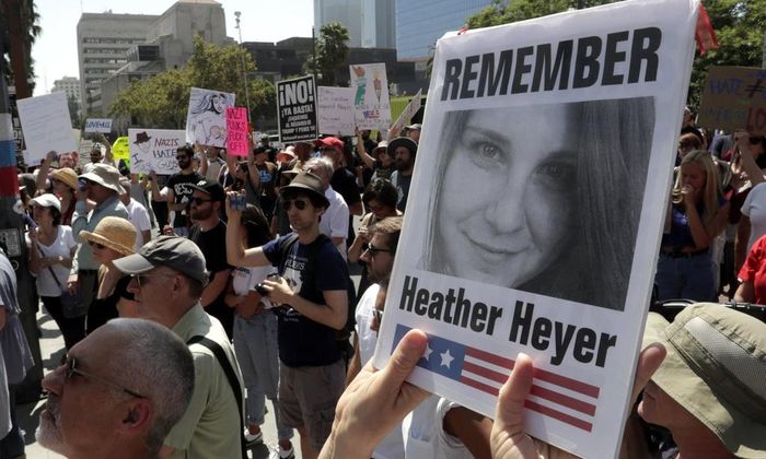  Dòng người tuần hành tưởng nhớ Heather Heyer, một nạn nhân của nạn phân biệt chủng tộc. Ảnh: Mike Nelson/EPA. 