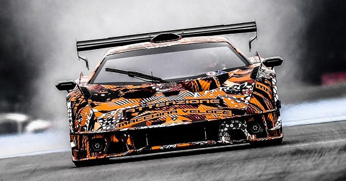 Khả năng đầu tiên và dễ xảy ra nhất là ra mắt Lamborghini SCV12, mẫu xe này từng được bắt gặp chạy thử trên sân đua vài tuần trước. Dưới lớp decal ngụy trang có thể thấy SCV12 được trang bị dãy đèn ban ngày thế hệ mới tương tự mẫu Lamborghini Sian FKP 37.