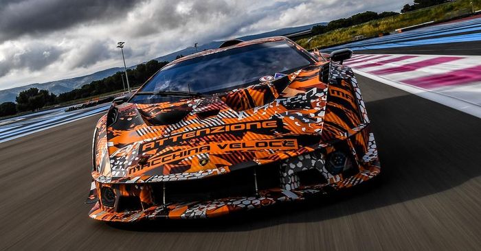 Lamborghini cho biết Sian FKP 37 Spyder chỉ được sản xuất giới hạn với số lượng 63 chiếc. Xe được trang bị động cơ hybrid có khả năng tạo ra 807 mã lực.