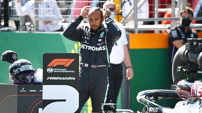Mặc dù về nhì, nhưng ĐKVĐ Hamilton đã bị phạt 5 giây vì gây ra vụ va chạm với Alex Albon