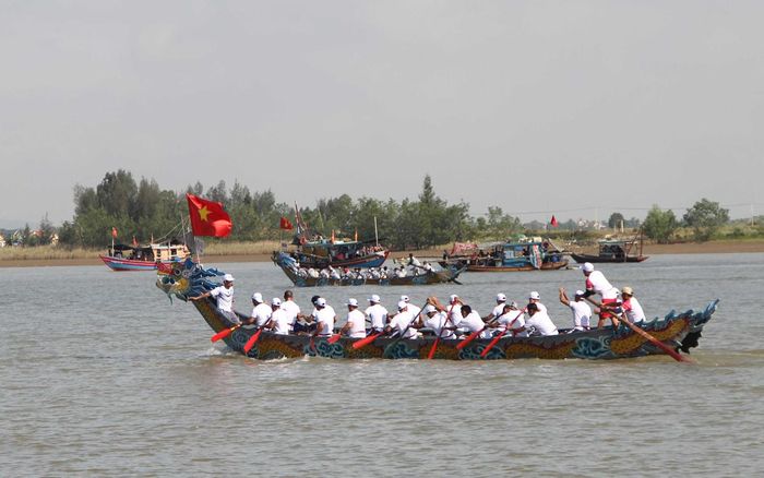 Bơi chải trên Lạch Hới ở phường Quảng Tiến, thành phố Sầm Sơn.