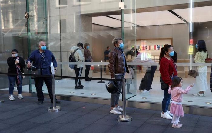 Người dân đeo khẩu trang và giữ khoảng cách an toàn khi xếp hàng bên ngoài cửa hàng của Apple tại Sydney, Australia, ngày 1-7. (Ảnh: Reuters) 
