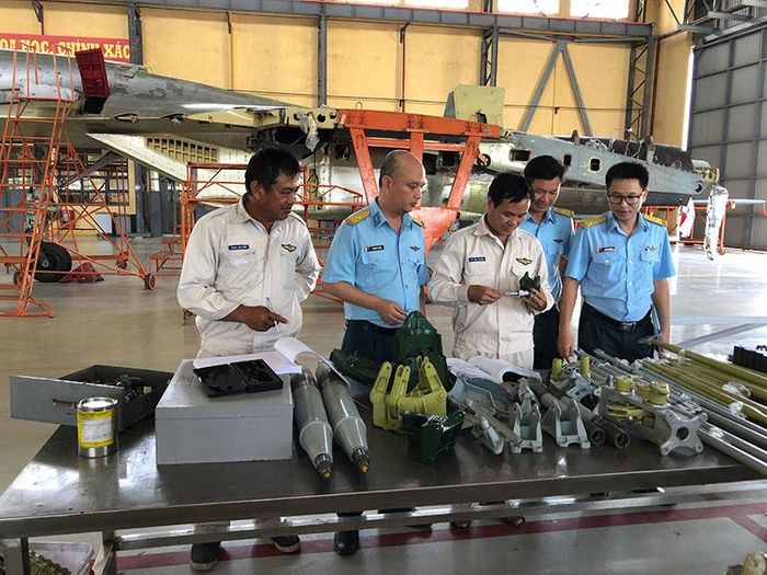 Ban chấp hành Công đoàn cơ sở Nhà máy thăm hỏi, động viên người lao động tại Phân xưởng 1 sửa chữa-kết cấu máy bay.