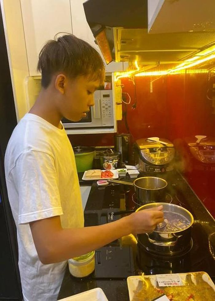 Khác với vẻ ngoài chững chạc trên sân khấu, Hồ Văn Cường nhí nhảnh, đáng yêu ở đời thường. Ngoài ra, dù nổi tiếng em vẫn có cuộc sống đơn giản, bình dị.