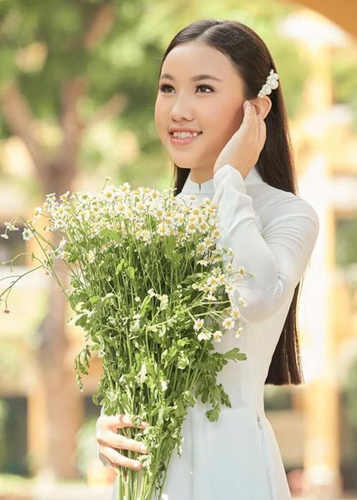 Sau khi được Phi Nhung nhận nuôi, Thiên Ngân được mẹ chỉ dạy trong nghề. Em tham gia một số cuộc thi hát nhưng chưa thực sự gây ấn tượng. Thường ngày, Thiên Ngân ở cùng bố mẹ đẻ tại Đồng Tháp. Khi được nghỉ học vì COVID-19, em lên Sài Gòn ở cùng mẹ nuôi học hát.