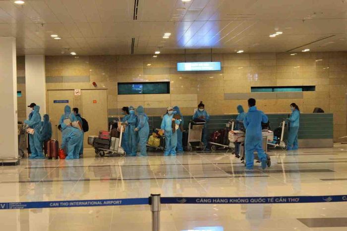 Công dân xếp hàng chờ lên xe về khu cách ly.