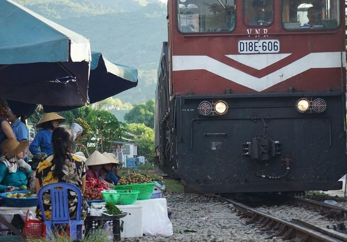 Khu chợ nằm sát bên đường tàu chạy