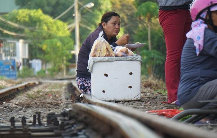 Hàng hóa được người dân bày bán cách đường sắt chưa đầy 1 m